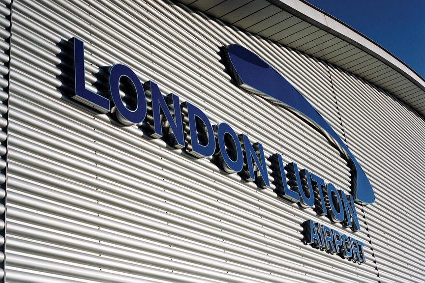 Luton airport baggage handlers to stage three-day walkout