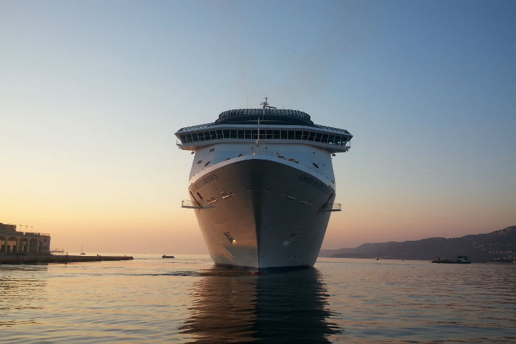 US extends cruise suspension until late September