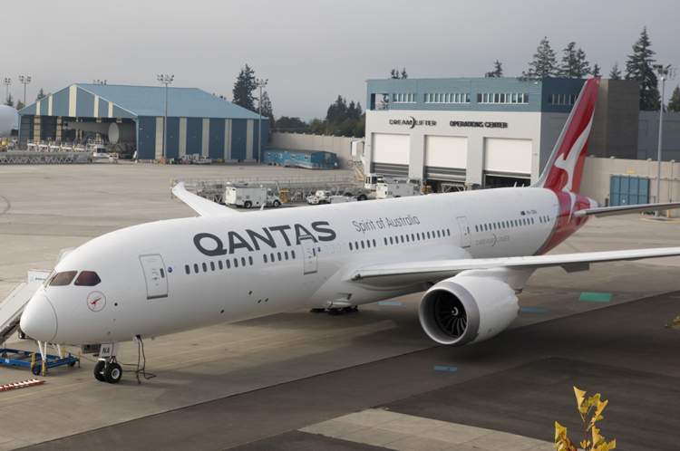 Qantas pushes international flight resumption back to 2022