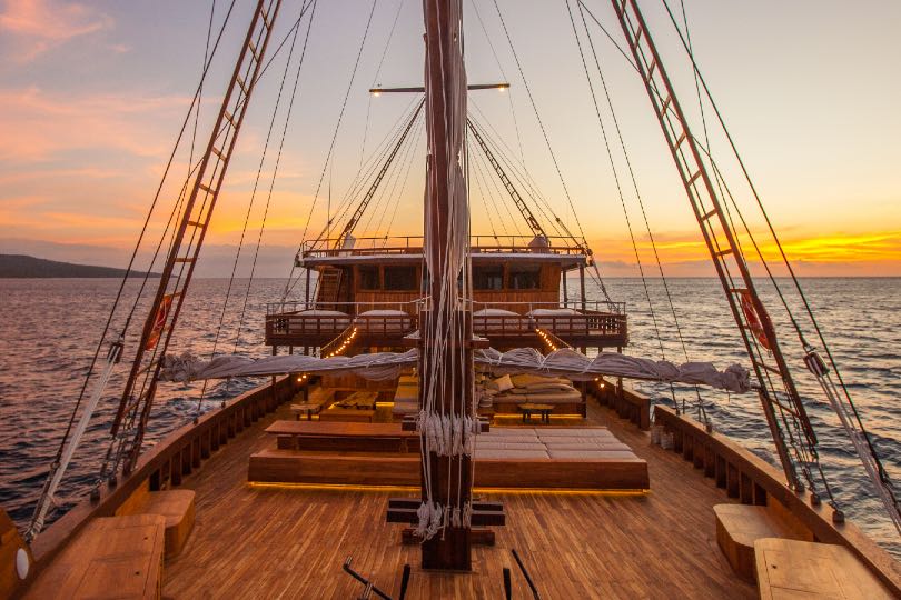 vela yacht indonesia