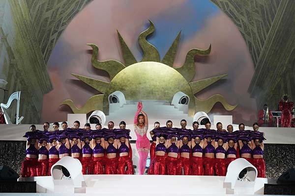 Watch Beyoncé perform at the opening of Atlantis The Royal