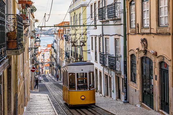 Les clients peuvent explorer Lisbonne en tram 