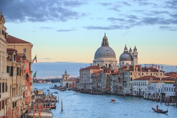 Venice bans large groups and loudspeakers to tackle overtourism