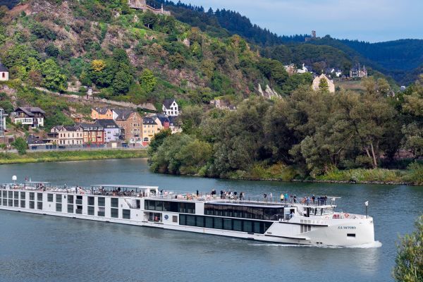 Riverside Luxury Cruises agrees to charter two ships to rival line