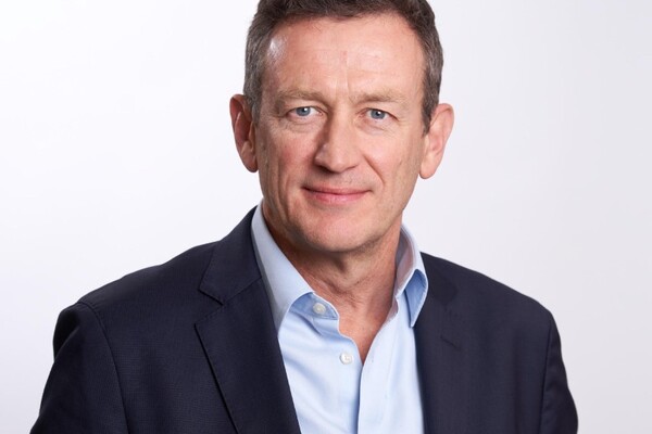 Falling oil prices may mean cheaper air fares this summer, says easyJet chief